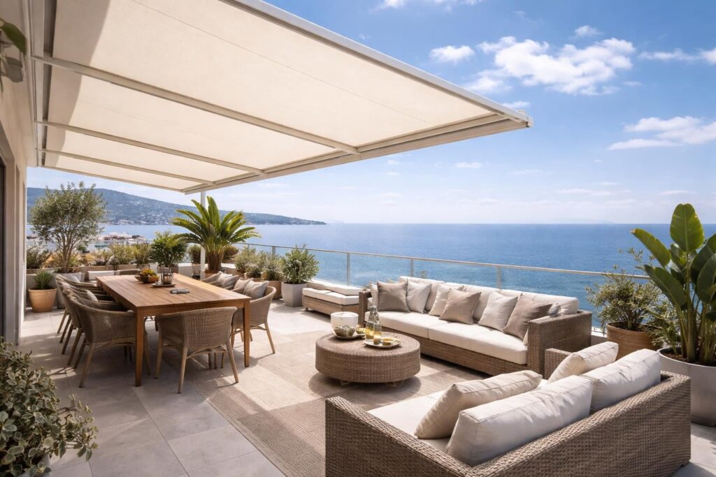 Aménager un appartement niçois avec terrasse vue mer, stores banne Somfy et mobilier outdoor résistant